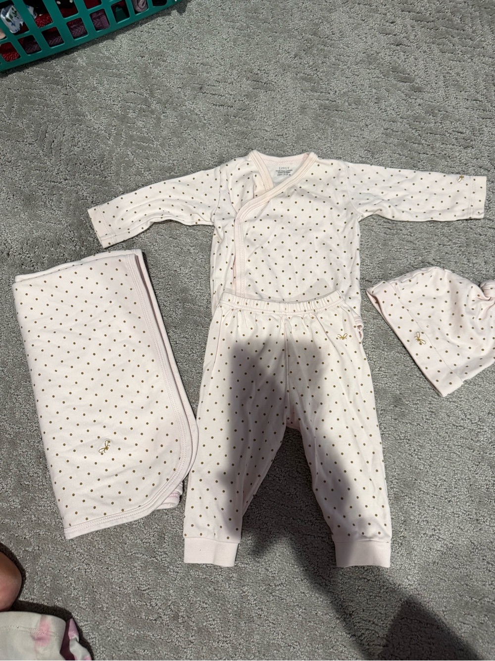 LIVLY newborn girl welcome kit. Blanket and hat included!